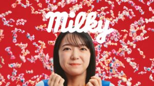 上白石萌音が七変化！新CM「みんなペコちゃん」で届ける笑顔とミルキーの優しい世界