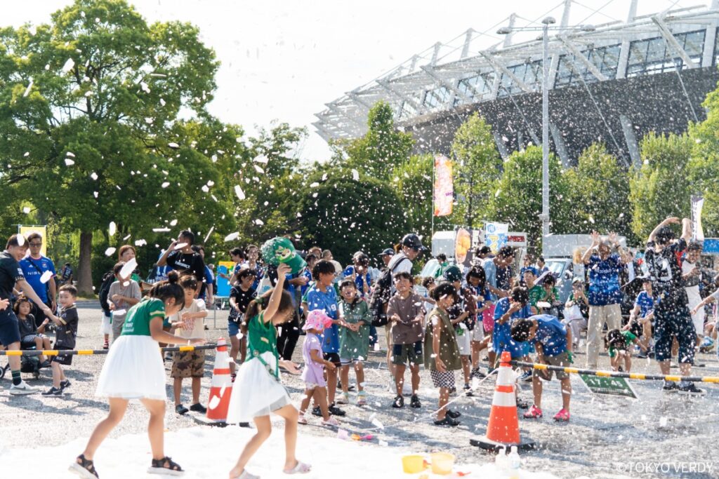 東京ヴェルディ「サマースプラッシュ2025」開催！真夏の味スタに雪と水しぶきが舞う