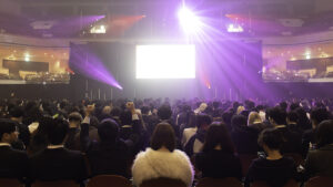 バンタン入学式、両国国技館が熱狂！ 粗品が説く「突き詰める」覚悟と、プロを確信した8人の軌跡