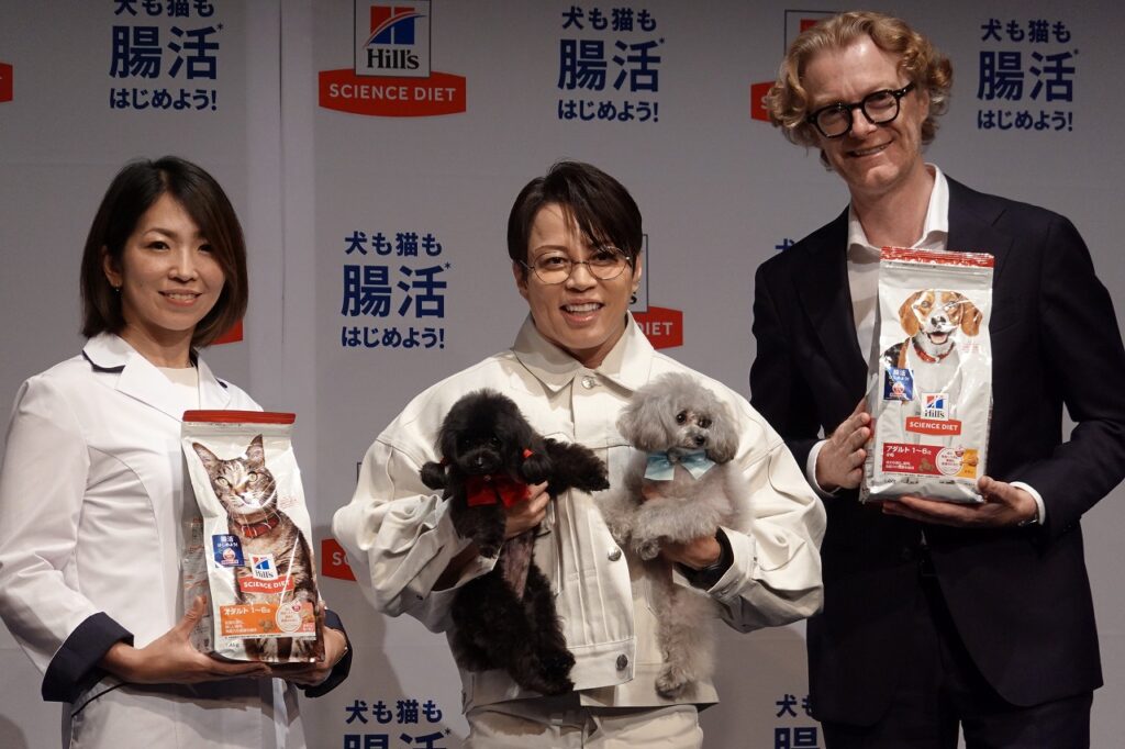 西川貴教、愛犬とともに「ペットにも腸活を！」アピール！ 「ヒルズ サイエンス・ダイエット」新商品発表会開催