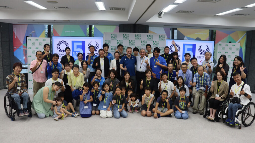 東京2020大会から5年、IPCパーソンズ会長が子どもたちと学ぶ「ボ学」を視察――未来へ受け継がれるボランティアのレガシー