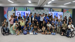 東京2020大会から5年、IPCパーソンズ会長が子どもたちと学ぶ「ボ学」を視察――未来へ受け継がれるボランティアのレガシー